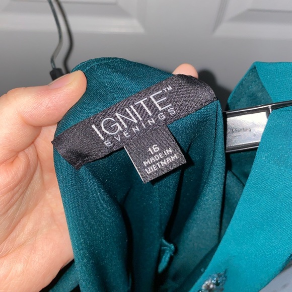 Ignite Evenings Tiered Dress and Shawl - Picture 6 of 8